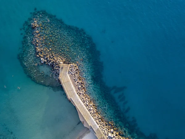 Bir iskele taş ve kayalar ile hava görünümünü denizde. Pizzo Calabro, panoramik yukarıdan iskele. Yaz deniz ve Turizm Güney İtalya Calabrian kıyılarında. Calabria, İtalya