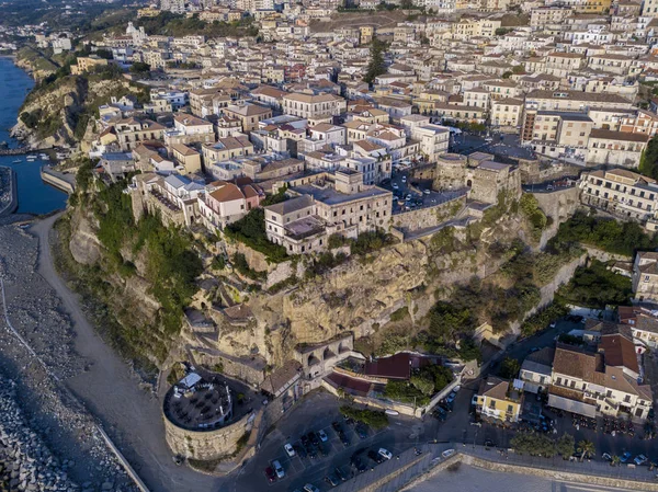 Pizzo Calabro, iskele, kale, hava görünümünü Calabria, turizm İtalya. Panoramik bir küçük kasaba, Pizzo Calabro denizin kenarında. Taş evler. Cliff üzerinde Aragonca kalenin standları