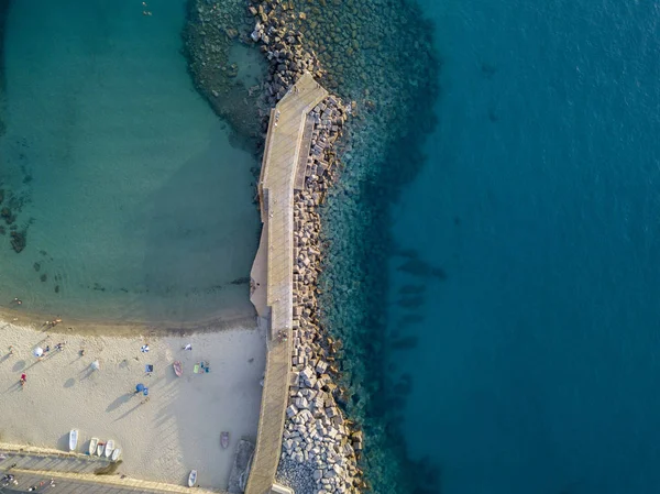 Vista aérea de una playa y un muelle con canoas, botes y sombrillas. Pizzo Calabro, Calabria, Italia — Foto de Stock