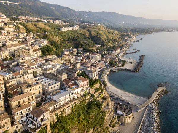 Pizzo Calabro, iskele, kale, hava görünümünü Calabria, turizm İtalya. Panoramik bir küçük kasaba, Pizzo Calabro denizin kenarında. Taş evler. Cliff üzerinde Aragonca kalenin standları — Stok fotoğraf