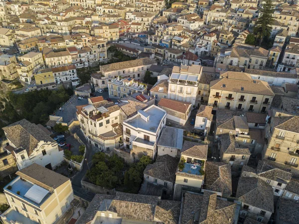 Vista aérea de Pizzo Calabro al atardecer, Calabria, Italia. Casas en la roca vista desde el mar — Foto de Stock