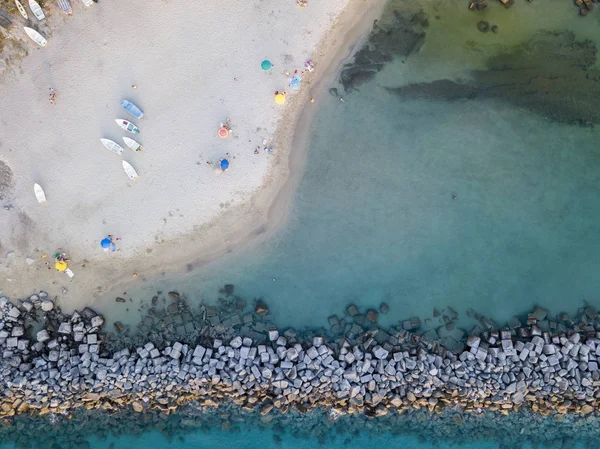 Vista aérea de una playa y un muelle con canoas, botes y sombrillas. Pizzo Calabro, Calabria, Italia — Foto de Stock