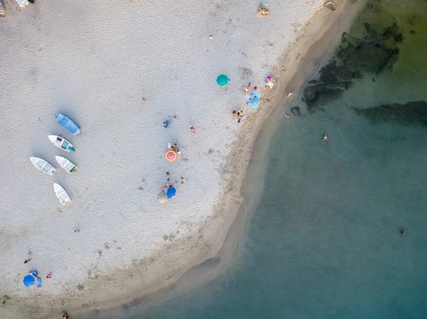 Bir plaj ve İskele Kano, tekneler ve şemsiye ile hava görünümünü. Pizzo Calabro, Calabria, İtalya