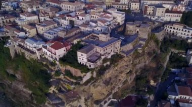 Pizzo Calabro, iskele, kale, hava görünümünü Calabria, turizm İtalya. Panoramik bir küçük kasaba, Pizzo Calabro denizin kenarında. Taş evler. Cliff üzerinde Aragonca kalenin standları