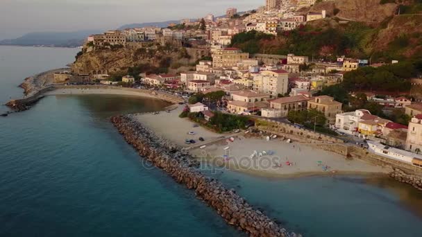 Flygfoto över Pizzo Calabro, pier, slott, Kalabrien, turism Italien. Panoramavy av den lilla staden Pizzo Calabro vid havet. Hus på klippan. På klippan står slottet Castello Aragonese — Stockvideo