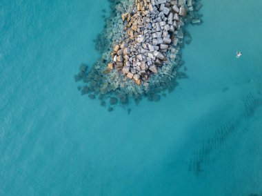 Denizde hava görünümünü taş. Yukarıda, şeffaf su Marnixkade tabanının genel bakış. Yüzücüler, su üzerinde yüzen yıkananlara.