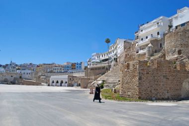 Fas, Kuzey Afrika: Tangier, Cebelitarık Boğazı için batı girişinde Mağrip kıyısında Şehir duvarının yakınında bir Müslüman adam