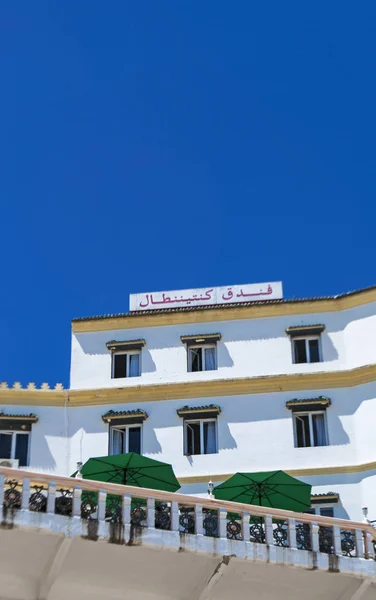 Marrocos, Norte de África: vista para o Hotel Continental, um dos hotéis mais antigos da área de Medina de Tânger, a cidade africana na costa do Magrebe na entrada ocidental do Estreito de Gibraltar — Fotografia de Stock