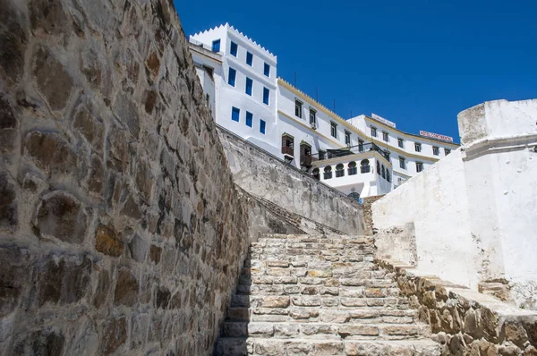 Marrocos, Norte de África: as escadas da muralha da Cidade Velha e as casas brancas de Tânger, a cidade africana na costa do Magrebe na entrada ocidental do Estreito de Gibraltar — Fotografia de Stock