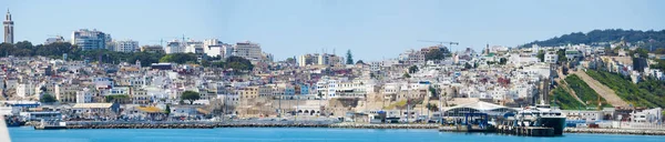 Marruecos, norte de África: el puerto y el horizonte de Tánger, ciudad marroquí en la costa del Magreb en la entrada occidental del estrecho de Gibraltar, donde el mar Mediterráneo se encuentra con el Océano Atlántico —  Fotos de Stock