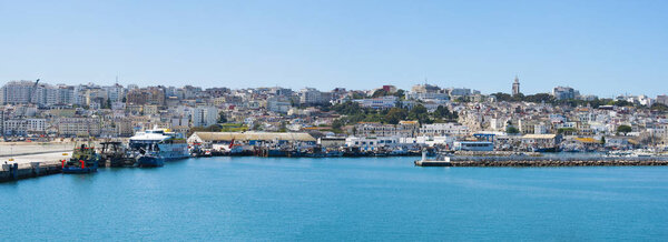 Моррехо, Северная Африка: порт и горизонт Тани, марокканский город на побережье Магриба у западного входа в пролив Джибриль, где Средиземное море впадает в Атлантический океан
