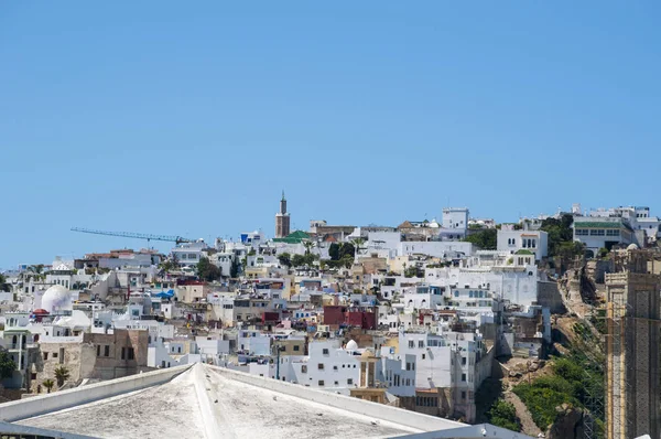 Marruecos, norte de África: el puerto y el horizonte de Tánger, ciudad marroquí en la costa del Magreb en la entrada occidental del estrecho de Gibraltar, donde el mar Mediterráneo se encuentra con el Océano Atlántico — Foto de Stock