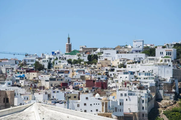 Marruecos, África del Norte: los tejados y el horizonte de Tánger, ciudad marroquí en la costa del Magreb en la entrada occidental del estrecho de Gibraltar, donde el mar Mediterráneo se encuentra con el Océano Atlántico — Foto de Stock