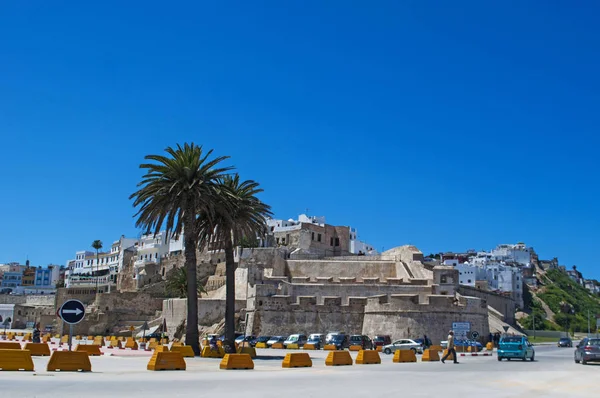 Marruecos, norte de África: palmeras y antigua muralla del casco antiguo de Tánger, ciudad en la costa del Magreb, nexo para muchas culturas y destino para diplomáticos, espías y escritores europeos y americanos — Foto de Stock