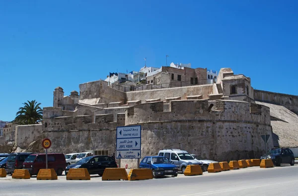 Marokko, Nordafrika: Palmen und uralte Mauer der Altstadt von Tanger, Stadt an der Maghreb-Küste, Nexus für viele Kulturen und Ziel für europäische und amerikanische Diplomaten, Spione und Schriftsteller — Stockfoto