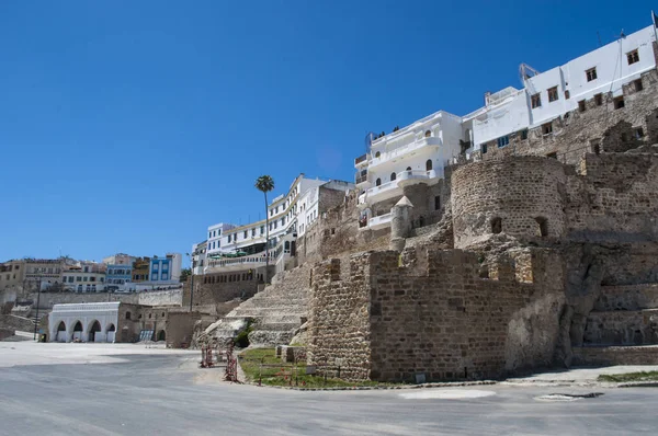 Marruecos, África del Norte: la antigua muralla del casco antiguo de Tánger, ciudad en la costa del Magreb, nexo para muchas culturas y destino para diplomáticos, espías y escritores europeos y americanos — Foto de Stock