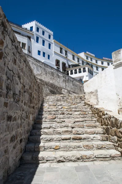 Marrocos, Norte de África: o muro, o horizonte da Cidade Velha e as casas brancas de Tânger, a cidade africana na costa do Magrebe na entrada ocidental do Estreito de Gibraltar — Fotografia de Stock