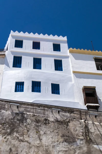 Marruecos, África del Norte: la muralla, el horizonte de la Ciudad Vieja y las casas blancas de Tánger, la ciudad africana en la costa del Magreb en la entrada occidental al Estrecho de Gibraltar — Foto de Stock