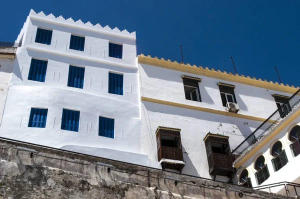 Марокко, Північна Африка: стіни, skyline, старого міста і білими будинками Танжер, африканські міста на узбережжі Магриб на західному в'їзді до Гібралтарська протока — стокове фото