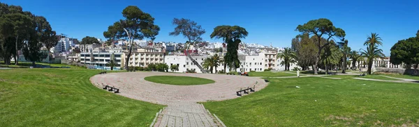 Marruecos, África del Norte: los Jardines de Mendoubia, el famoso parque público y el horizonte de Tánger, ciudad en la costa del Magreb, nexo para muchas culturas y destinos en el pasado para diplomáticos, espías y escritores — Foto de Stock