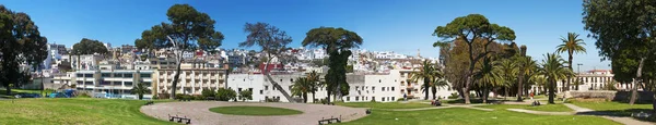 Marokko, Noord-Afrika: de Mendoubia tuinen beroemde openbare park en de skyline van Tanger, stad aan de kust van de Maghreb, nexus voor vele culturen en bestemming in het verleden voor diplomaten, spionnen en schrijvers — Stockfoto