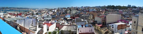 Severní Afrika, Maroko: střechy a Panorama Tanger, marocké město na pobřeží Maghrebu u západního vstupu do průlivu Gibraltar, kde se Středozemní moře setkává s Atlantský oceán — Stock fotografie