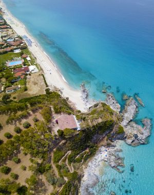 Cennet Sub, denize bakan promontory ile plaj. Zambrone, Calabria, İtalya. Dalış dinlenme ve yaz tatilleri