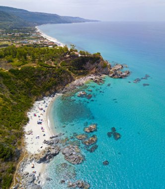 Cennet Sub, denize bakan promontory ile plaj. Zambrone, Calabria, İtalya. Dalış dinlenme ve yaz tatilleri