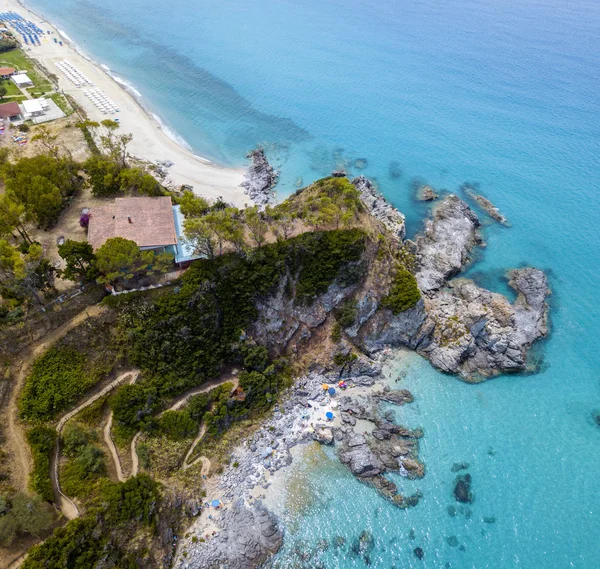 Cennet Sub, denize bakan promontory ile plaj. Zambrone, Calabria, İtalya. Dalış dinlenme ve yaz tatilleri