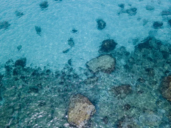 Luchtfoto van de rotsen aan de zee. Overzicht van de zeebodem gezien vanaf boven, transparant water — Stockfoto