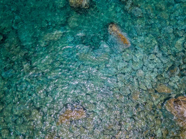 Denizde hava görünümünü taş. Yukarıda, şeffaf su Marnixkade deniz dibinin genel bakış