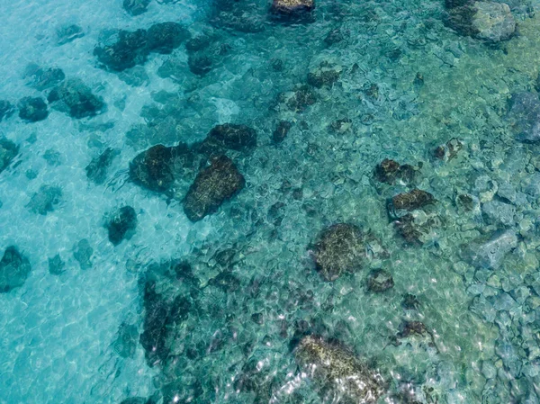 Aerial view of rocks on the sea. Overview of the seabed seen from above, transparent water — Stock Photo, Image