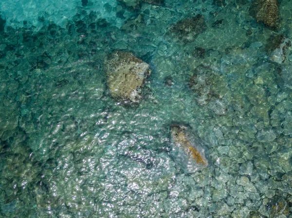 Vue aérienne des rochers sur la mer. Vue d'ensemble des fonds marins vus d'en haut, eau transparente — Photo