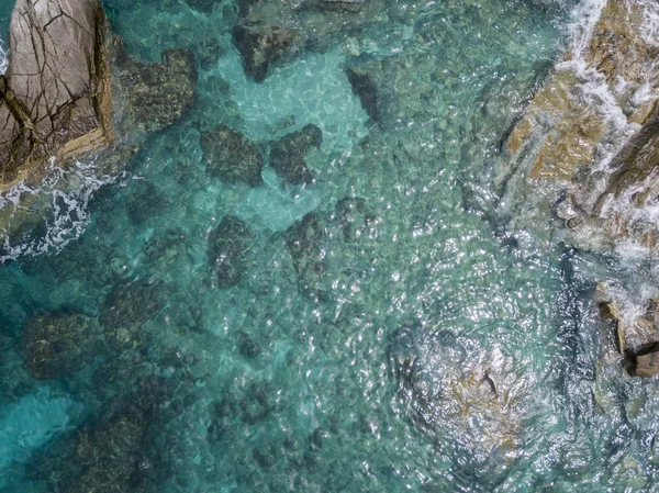 Denizde hava görünümünü taş. Yukarıda, şeffaf su Marnixkade deniz dibinin genel bakış — Stok fotoğraf