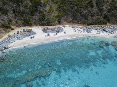 Cennet Sub, denize bakan promontory ile plaj.