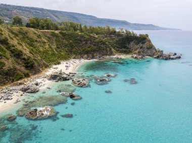 Cennet Sub, denize bakan promontory ile plaj.