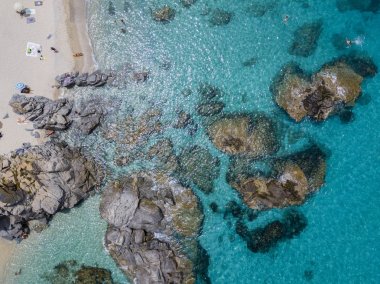 Cennet Sub, denize bakan promontory ile plaj.