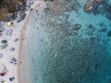 Cennet Sub, denize bakan promontory ile plaj.