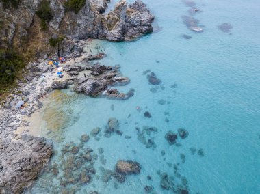 Cennet Sub, denize bakan promontory ile plaj.