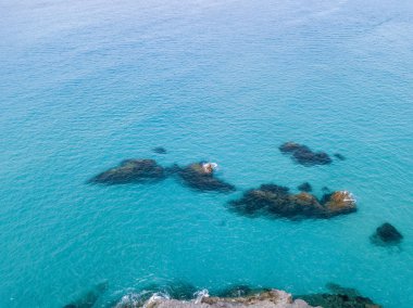Denizde hava görünümünü taş. Yukarıda, şeffaf su Marnixkade tabanının genel bakış. Yüzücüler, su üzerinde yüzen yıkananlara