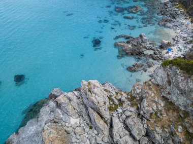 Cennet Sub, denize bakan promontory ile plaj.