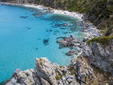 Cennet Sub, denize bakan promontory ile plaj.