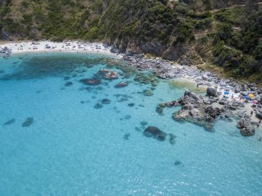 Cennet Sub, denize bakan promontory ile plaj.