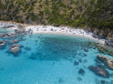 Cennet Sub, denize bakan promontory ile plaj.