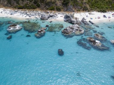 Cennet Sub, denize bakan promontory ile plaj.