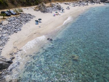 Cennet Sub, denize bakan promontory ile plaj.