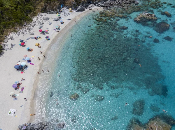 Cennet Sub, denize bakan promontory ile plaj.