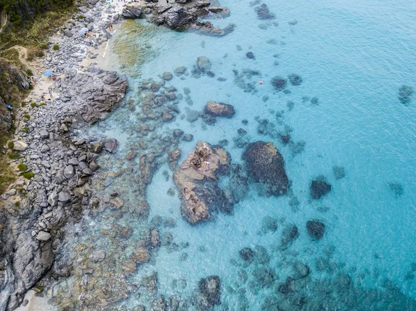 Paradis för sub, strand med udden med utsikt över havet. — Stockfoto