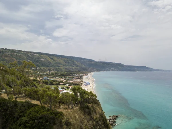 Paraíso del sub, playa con promontorio con vistas al mar . — Foto de Stock