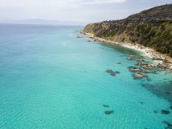 Paradiso del sottomarino, spiaggia con promontorio a picco sul mare . — Foto Stock